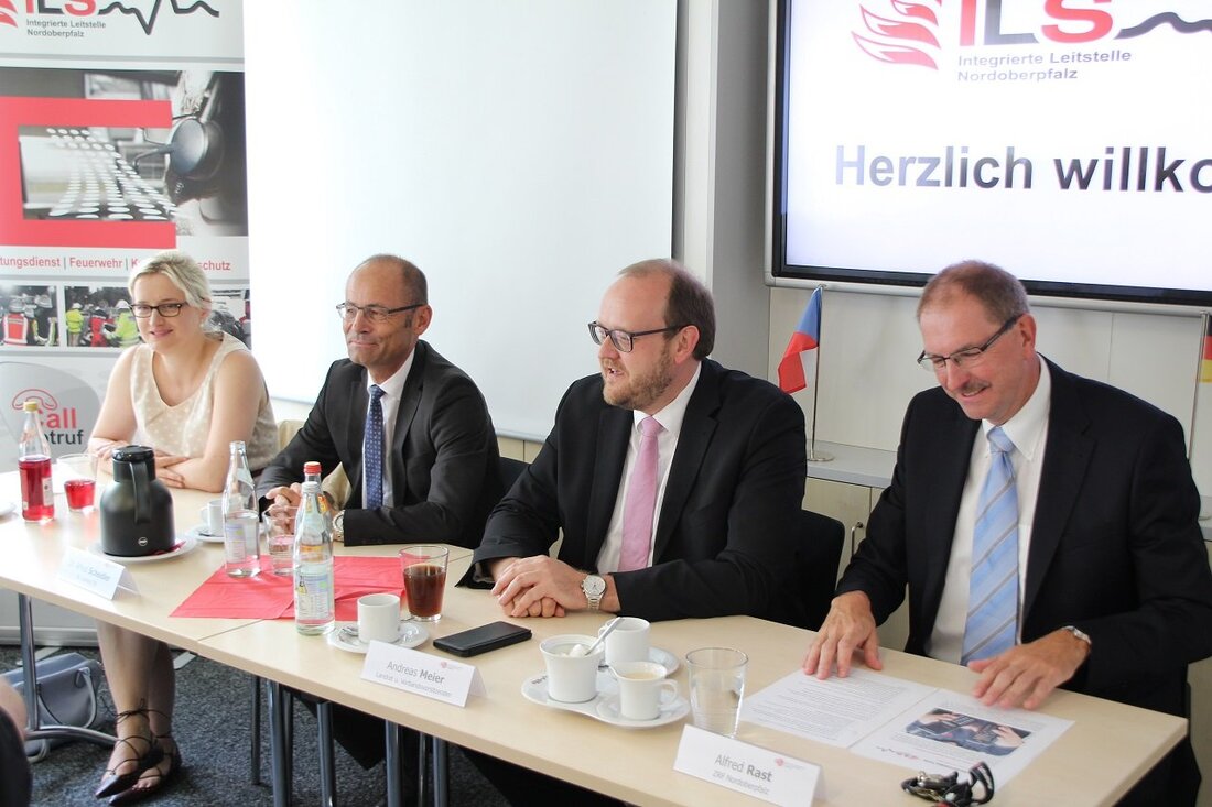 Weiden. “Von der Wählscheibe zum Smartphone” – Dieser Satz fiel heute bei allen Redner, denn so könnte man das Umstellen von analog zum digitalen Funk im Einsatzdienst der ILS im Bereich Nordoberpfalz [&hellip;]