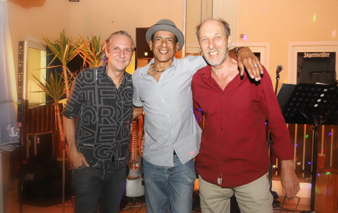 Etzenricht. Das Open Air Konzert mit der Band "Burst" zog auf der Sportheimterrasse mehr als 150 Gäste an und endete mit Louie Armstrongs "What a Wonderful World" als Highlight. Perfektes Wetter und eine entspannte Atmosphäre prägten das Event mit Funk, Jazz, Gospel, Rock & Soul Musik.