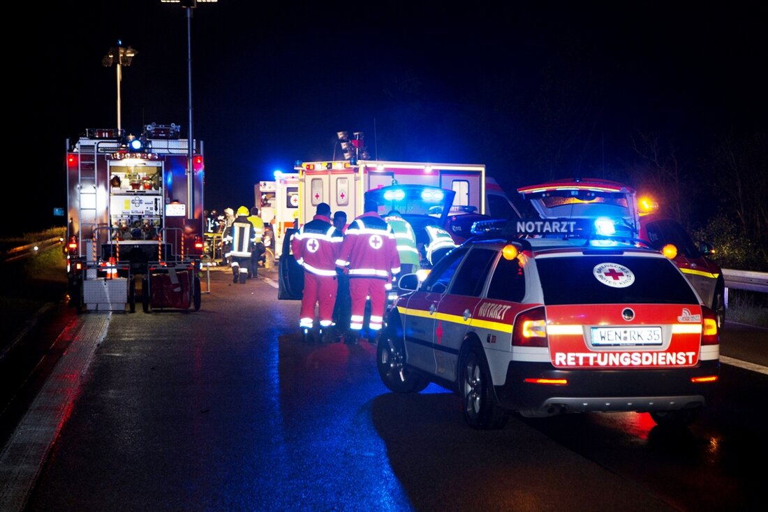 Falkenberg. Gestern gegen 19.15 Uhr kam es auf der A 93 zwischen Windischeschenbach und Falkenberg zu einem Verkehrsunfall mit insgesamt drei Verletzten und einem Toten. Von Roland Wellenhöfer Die genaue Unfallörtlichkeit [&hellip;]