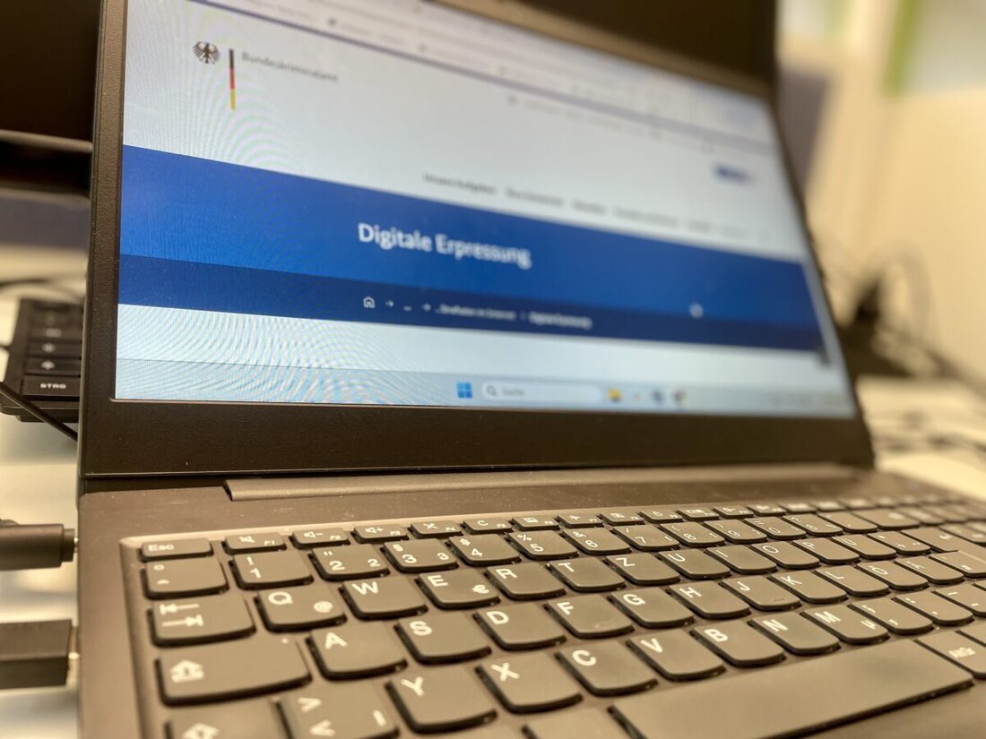 Schwandorf. Ein 57-jähriger erhielt eine Erpresser-Mail: 888 US-Dollar per QR-Code, sonst würden angebliche intime Videos veröffentlicht. Der Mann zahlte nicht und zeigte den unbekannten Täter wegen versuchter Erpressung an.