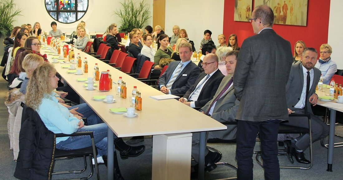 Weiden. Einen guten Start in einen neuen beruflichen Abschnitt – das haben die Geschäftsführung der Kliniken Nordoberpfalz AG und die Abteilungsleiter 55 neu eingestellten Mitarbeitern gewünscht. Und nicht nur das: [&hellip;]