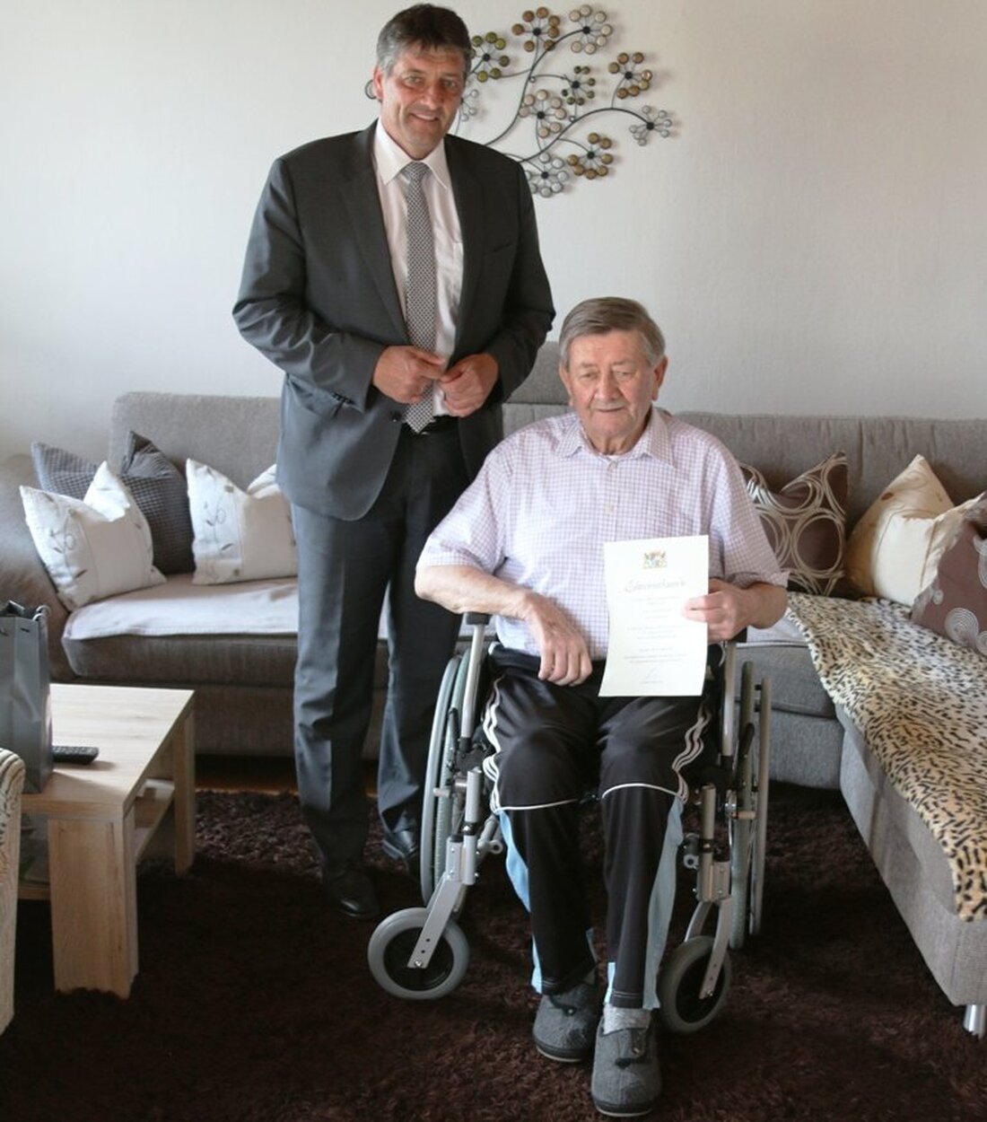 Grafenwöhr/Hütten. Ein Vierteljahrhundert im Ehrenamt – dies kommt in der heutigen Zeit nicht mehr allzu oft vor. Umso mehr ist eine solche Leistung eine Ehrung wert. Josef Aumüller aus Hütten ist [&hellip;]