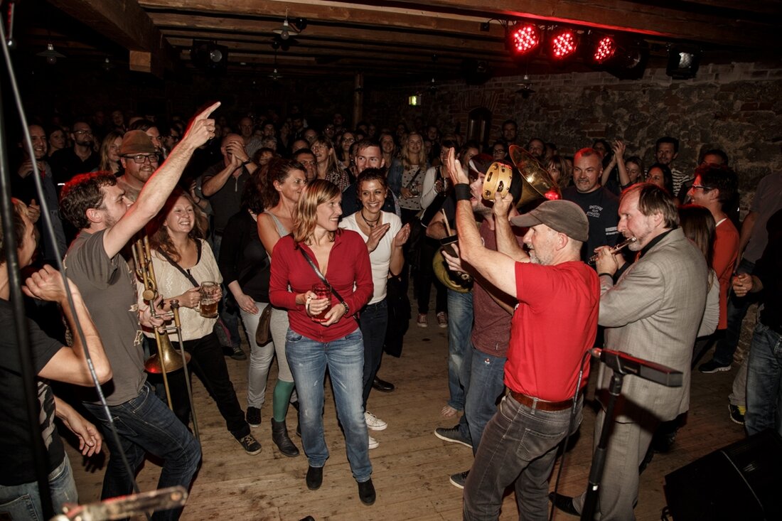 Neuhaus. Das war wieder so eine Veranstaltung, die man jemanden der nicht dabei war eigentlich gar nicht erklären kann. Denn was am Freitagabend am Schafferhof über die Bühne ging oder [&hellip;]