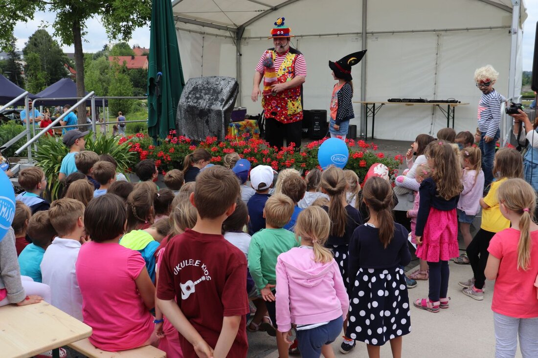 Tirschenreuth. Die drei Kindergärten und der Kinderhort der Kreisstadt hatten ganze Arbeit geleistet. Über 5.000 Besucher kamen am Samstag zum cooltour-Sommer-Kinderfest. Vom Zauberer Wobby über Kanufahren und Stand-Up-Paddling bis hin [&hellip;]