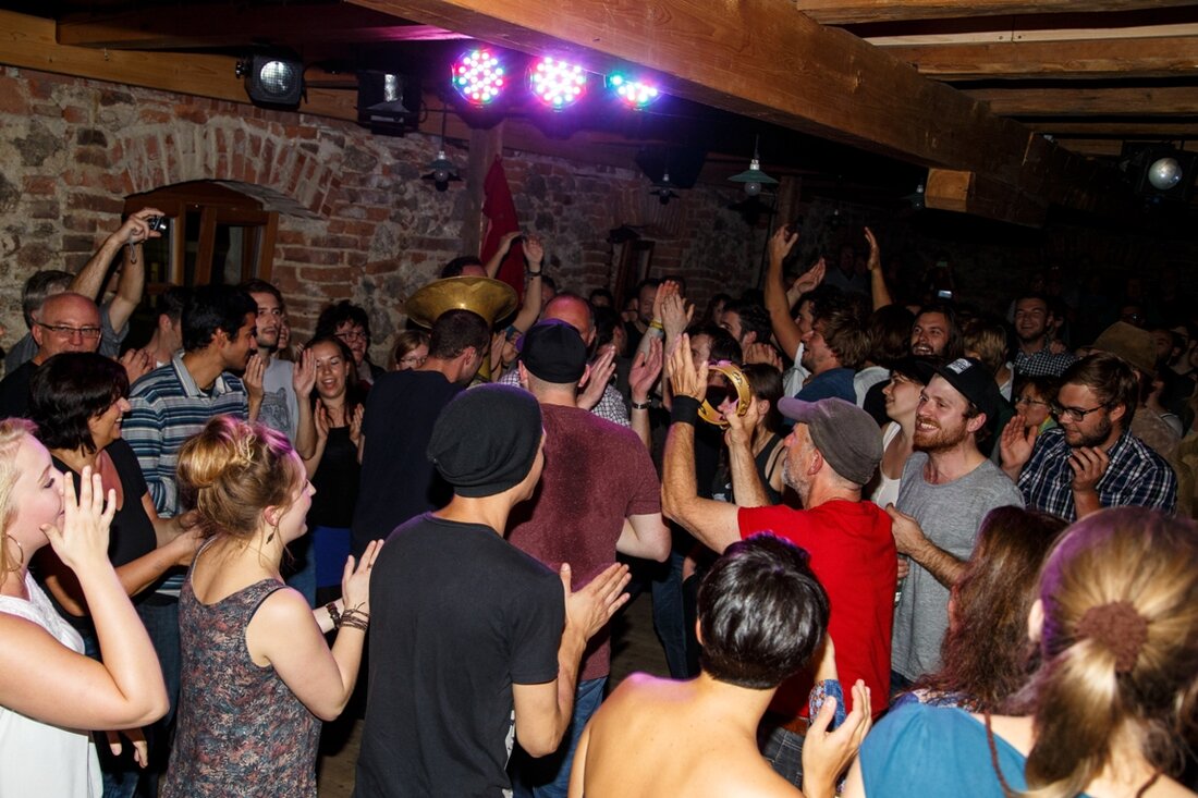 Weiden. Draußen ist es nass – und kalt. Was soll man an so einem Wochenende schon groß machen? Fenster putzen? Wohnung ausmisten? Sich im Bett verkriechen und nie wieder aufstehen? [&hellip;]