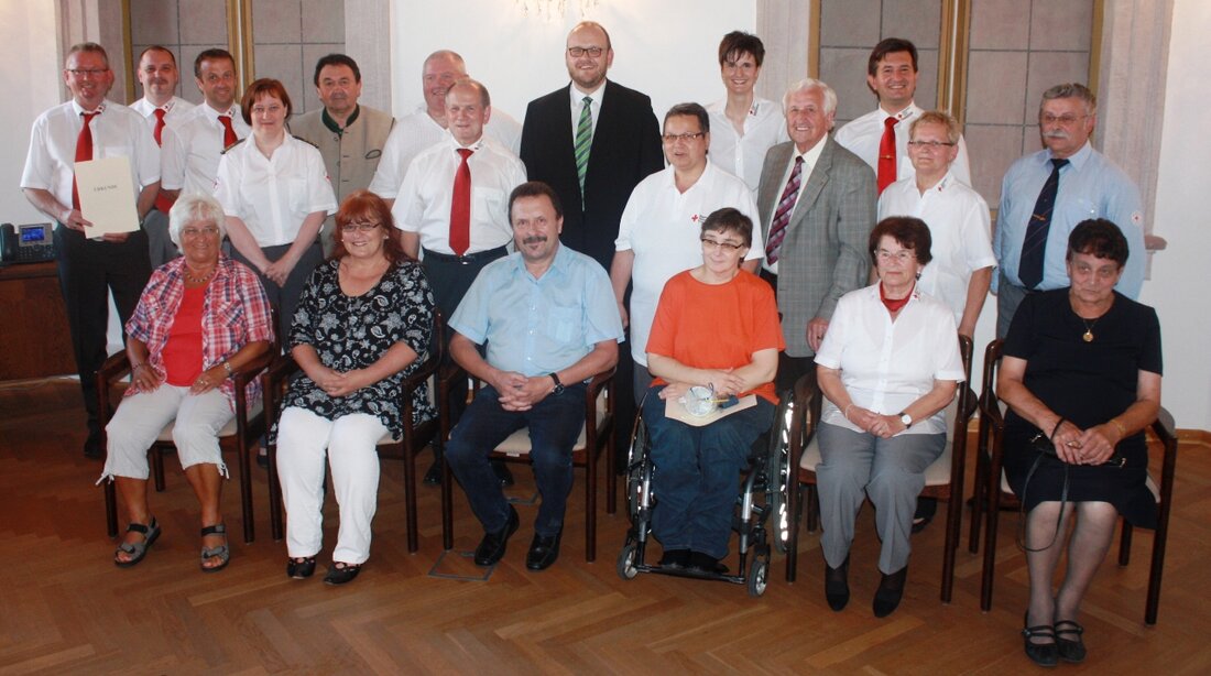 Neustadt/WN. Landrat Andreas Meier überreichte gestern in der Schlosskapelle des Lobkowitzer-Schlosses die Ehrenzeichen des Bayrischen Innenministers Joachim Herrmann für 25-jährige und für 40-jährige Dienstzeit beim Bayerischen Roten Kreuz an insgesamt vierzehn „Rotkreuzler“. Unterstützt [&hellip;]