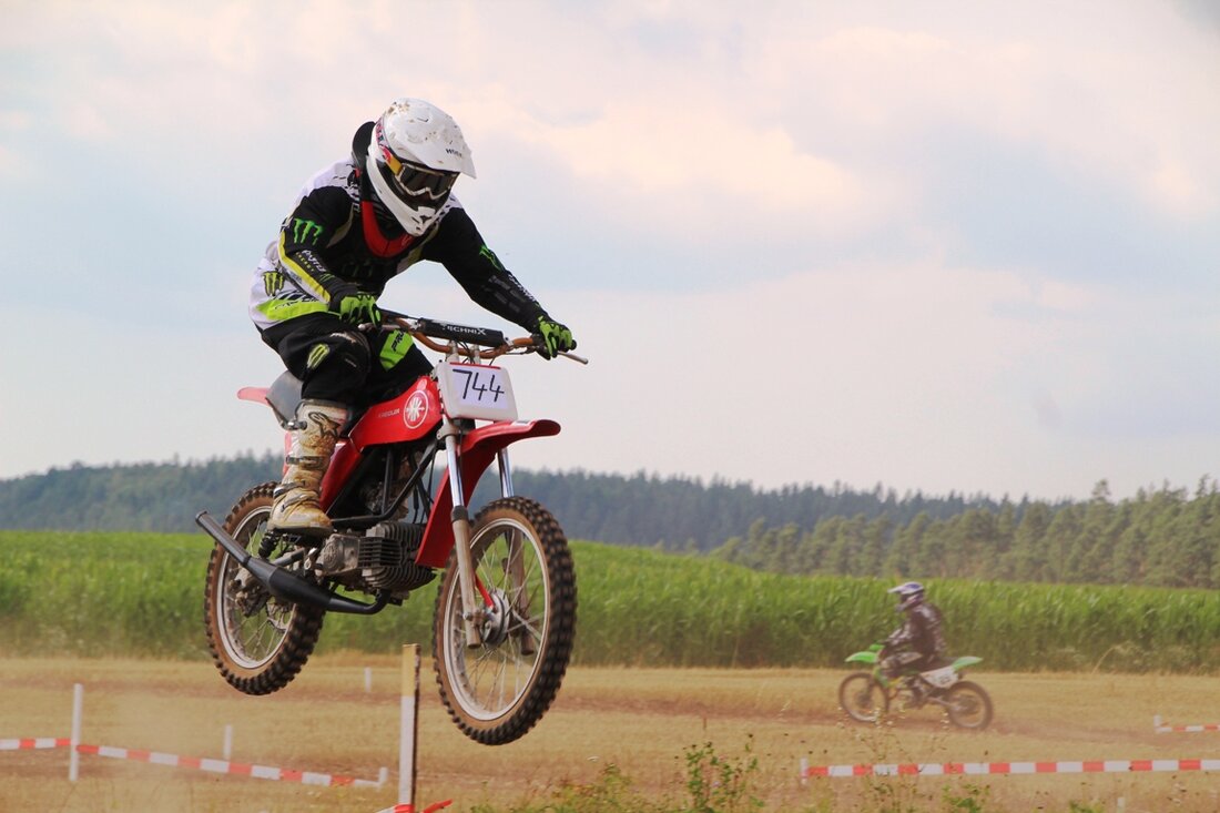 Leonberg. Auf dem Übungsgelände bei Pfaffenreuth hat es einen kleinen Zwischenfall gegeben. Ein Motocrossfahrer (18) stürzte und verletzte sich. Wie die Polizei Waldsassen mitteilt, passierte der Unfall am Sonntagnachmittag. Der [&hellip;]