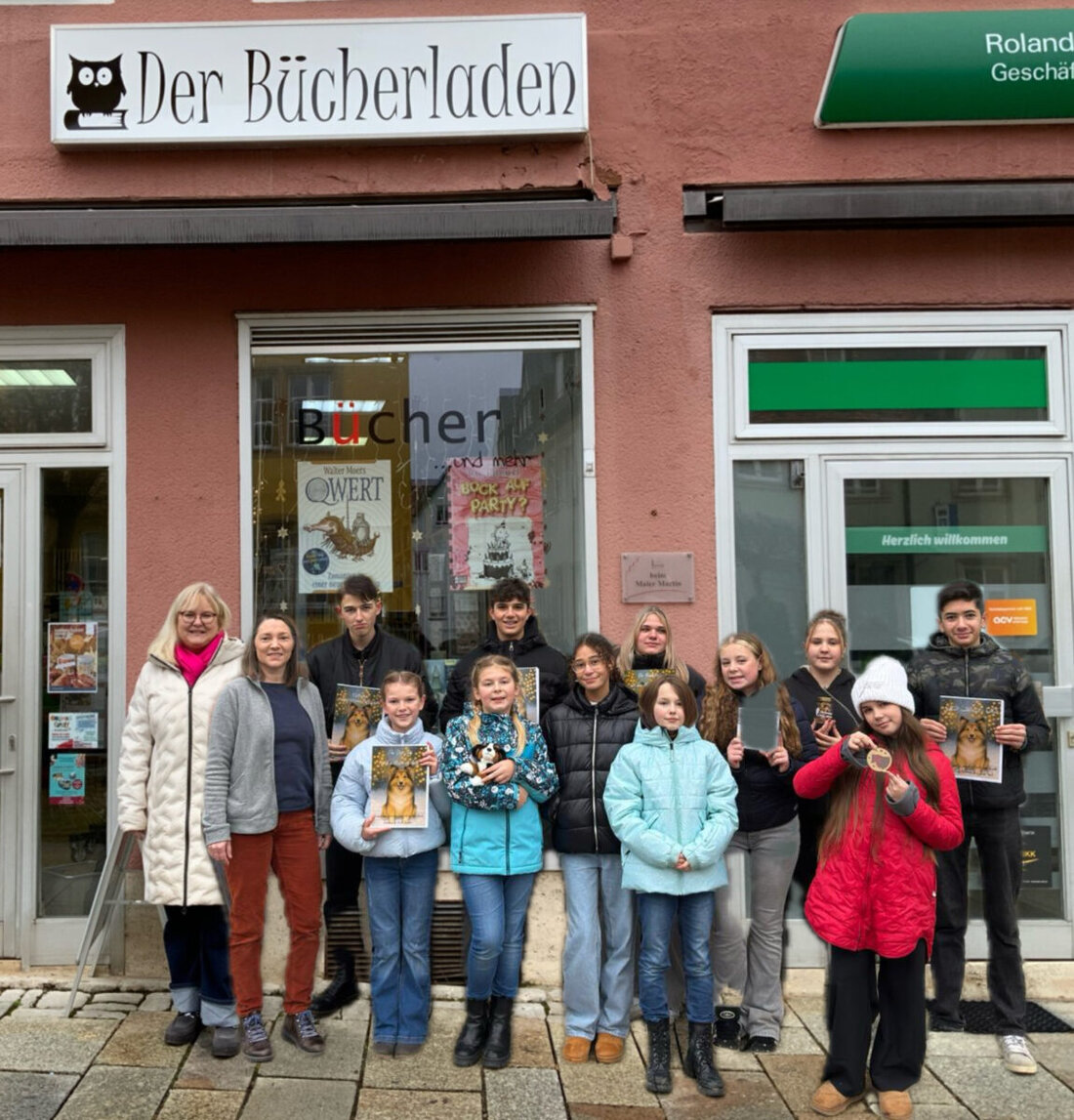 Kemnath. An der Staatlichen Realschule wurde aus einer kleinen Bitte ein kreatives Weihnachtsprojekt. Schülerin Anja schrieb ein Buch, illustrierte mit KI, schuf Lied und Film; Mitschüler übersetzten, Spenden folgten.