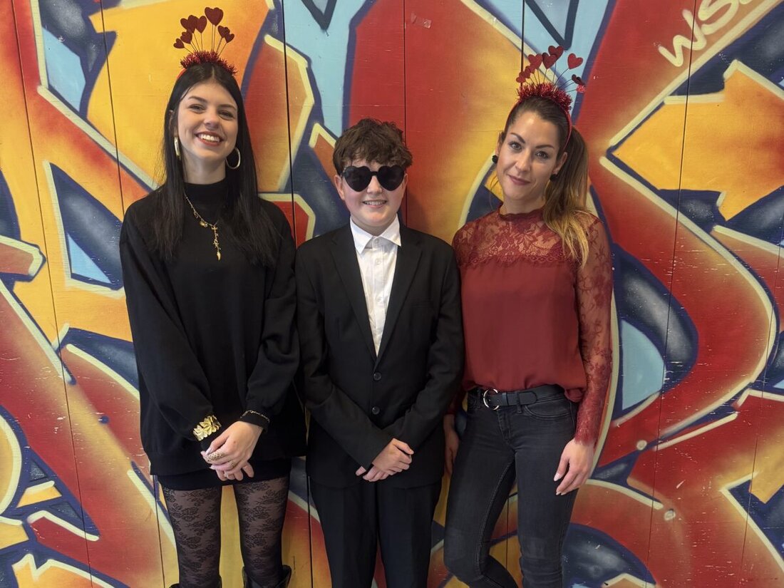 Eschenbach. An Valentinstag verteilten Schülersprecher und Vertrauenslehrerin liebevoll gestaltete Herzchentütchen an Schüler der Wirtschaftsschule, um Freundschaft und Gemeinschaft zu feiern.