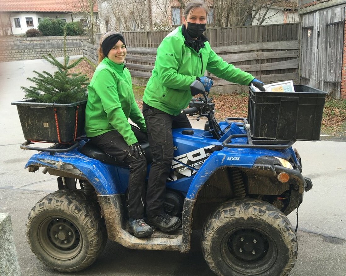 Döllnitz. Sie gehören genauso zu Döllnitz wie der Dorfplatz – und die Prospekte die sie verteilen: Yvonne und Laura Kammerer mit ihrem Quad.  Von Sieglinde Schärtl Die Reklame-Prospekte könnte man [&hellip;]