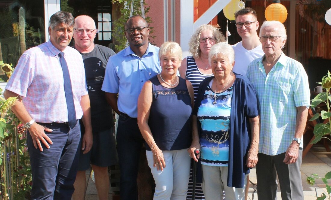 Grafenwöhr. Zum 80. Wiegenfest statteten allerlei Vertreter Johanna Flor einen Besuch ab. Selbst die Rosen im Garten scheinen mitzufeiern. Von Stefan Neidl Johanna Flor wurde als Johanna Schönberger am 9.8.1938 [&hellip;]