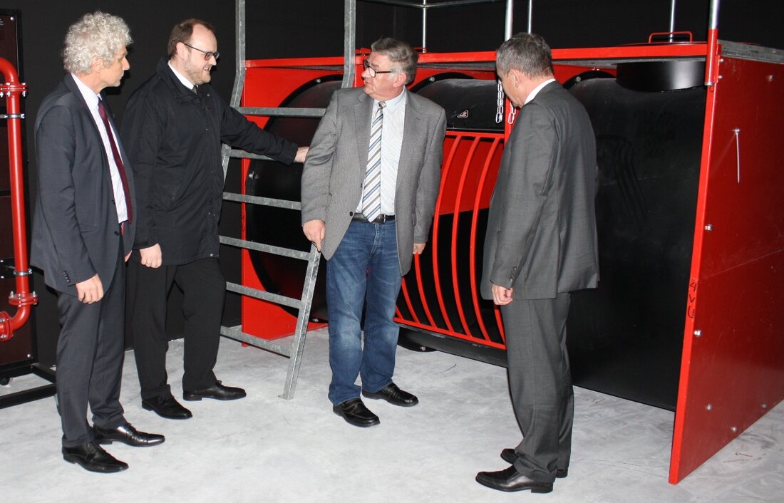 Neuhaus/Windischeschenbach. In einer großen Halle im Gewerbegebiet Neuhaus läuft derzeit der Bau einer neuen Katastrophenschutz-Einsatzzentrale des Landkreises Neustadt/WN. Ein Teilbereich der Halle dient jedoch einem ganz besonderen Zweck: Hier entsteht [&hellip;]