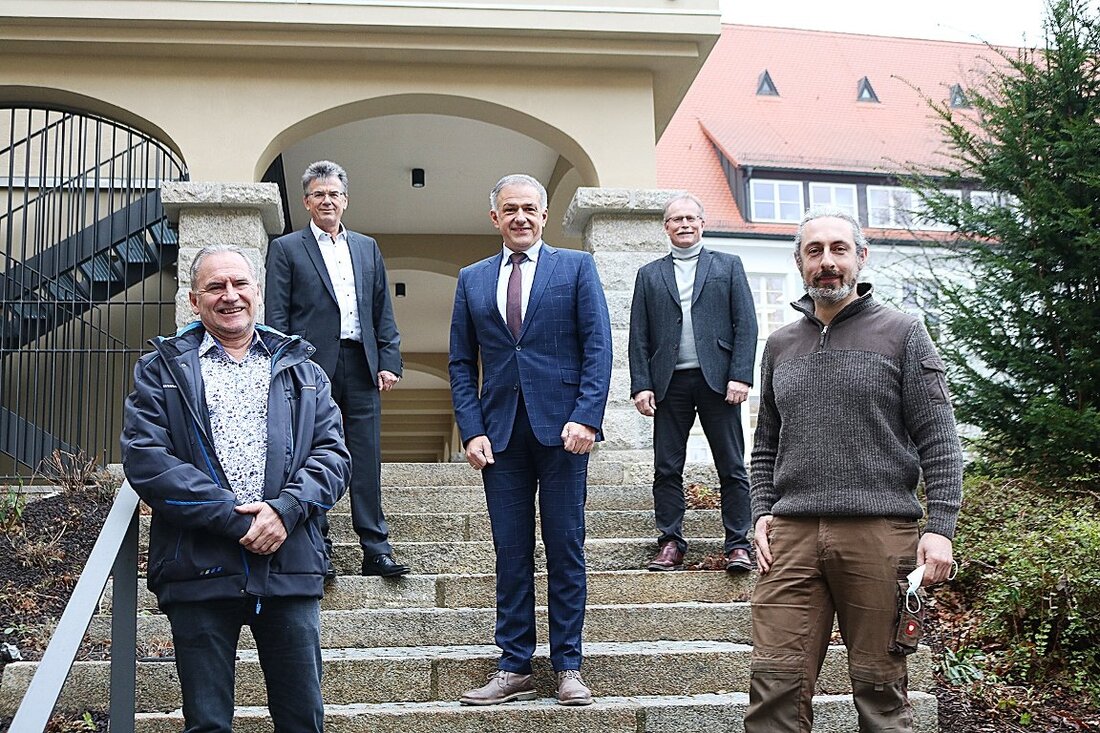 Tirschenreuth. Zwei Mitarbeiter musste vor kurzem Landrat Roland Grillmeier verabschieden. Jonas Lutz wechselt seine Wirkungsstätte, Jürgen Land tritt seinen Ruhestand an. Im Rahmen eines Personaltermins musste der Landkreis-Chef schweren Herzens [&hellip;]