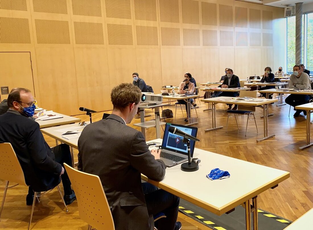 Neustadt/WN. Eine der bittersten Pillen, die der Kreisentwicklungsausschuss mehr oder weniger im Vorbeigehen schlucken muss: Die Einwohnerzahlen des Landkreises sinken weiterhin, wenn auch nicht mehr so schnell wie vor Jahren. [&hellip;]