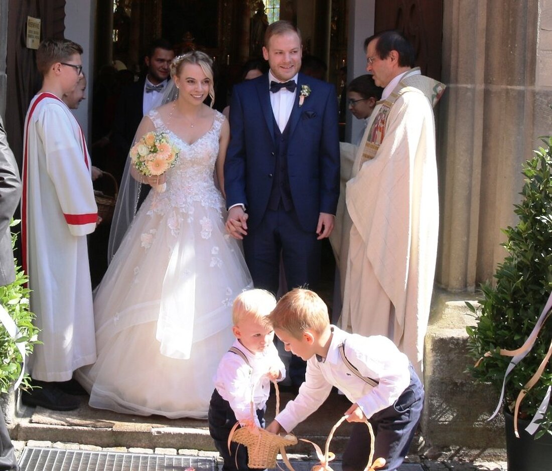 Grafenwöhr. Der Spätsommer zeigt sich noch einmal von seiner besten Seite und ist für eine feierliche Hochzeit wie gemacht. Ein weiterer Grund zur Freude für Wächter Stephan und Corina, geborene [&hellip;]