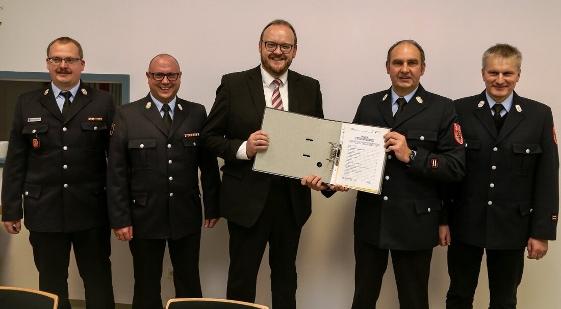 Neustadt/WN. Jeder Feuerwehrmann und jede Feuerwehrfrau muss diese Ausbildung durchlaufen: die Modulare Truppausbildung, kurz MTA. Künftig passiert dies im Landkreis Neustadt an der Waldnaab nach einheitlichen Vorgaben. Von Roland Wellenhöfer Rund [&hellip;]