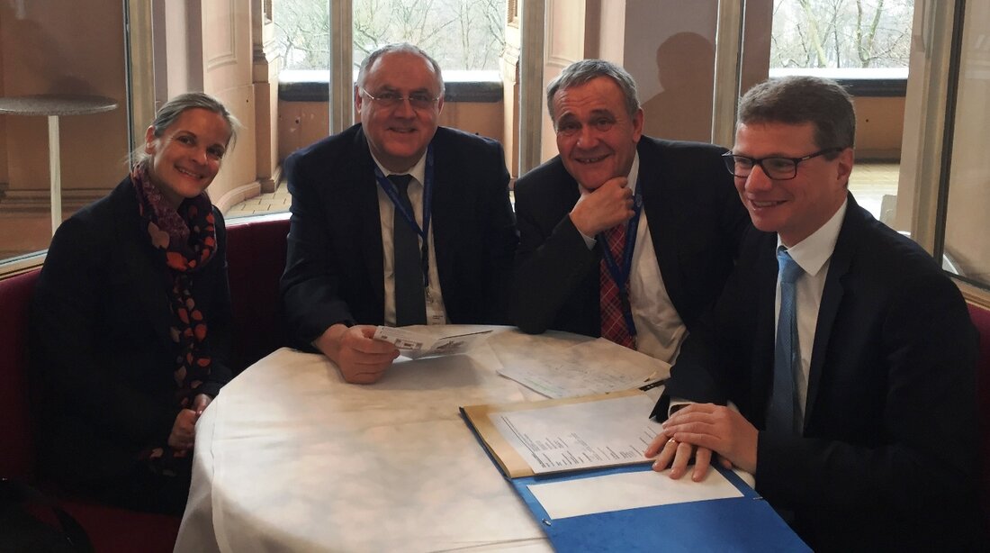 Weiden. In Sachen Erhalt des Internationalen Keramikmuseums in Weiden trafen sich Weidens OB Kurt Seggewiß und Bürgermeister Lothar Höher heute mit Bernd Sibler Staatssekretär im Bayerischen Staatsministerium für Bildung und Kultus, [&hellip;]