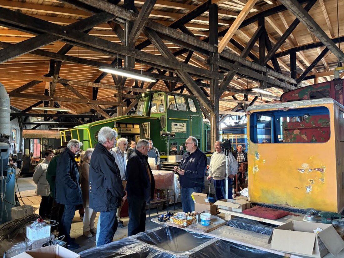 Amberg. Auf Initiative der SPD-Arbeitsgemeinschaft 60plus besuchten die SPD-Senioren die restaurierte Drehscheibe und den Lokschuppen in Amberg, die künftig als Industrie- und Lokalbahnmuseum dienen sollen.