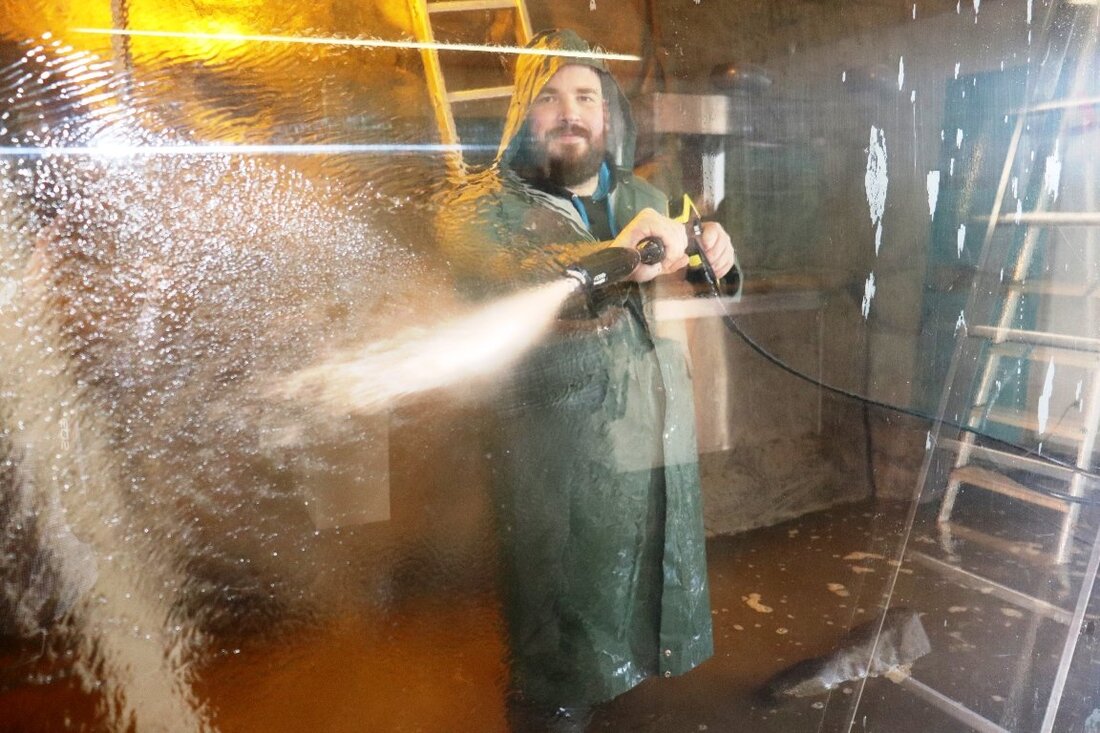 Tirschenreuth. Das MuseumsQuartier (MQ) nutzt die derzeitige Schließung für zahlreiche notwendige Arbeiten. Dazu gehörte auch eine erstmalige Komplettreinigung der drei Aquarien im Haus am Teich, von der sich Bürgermeister Franz [&hellip;]
