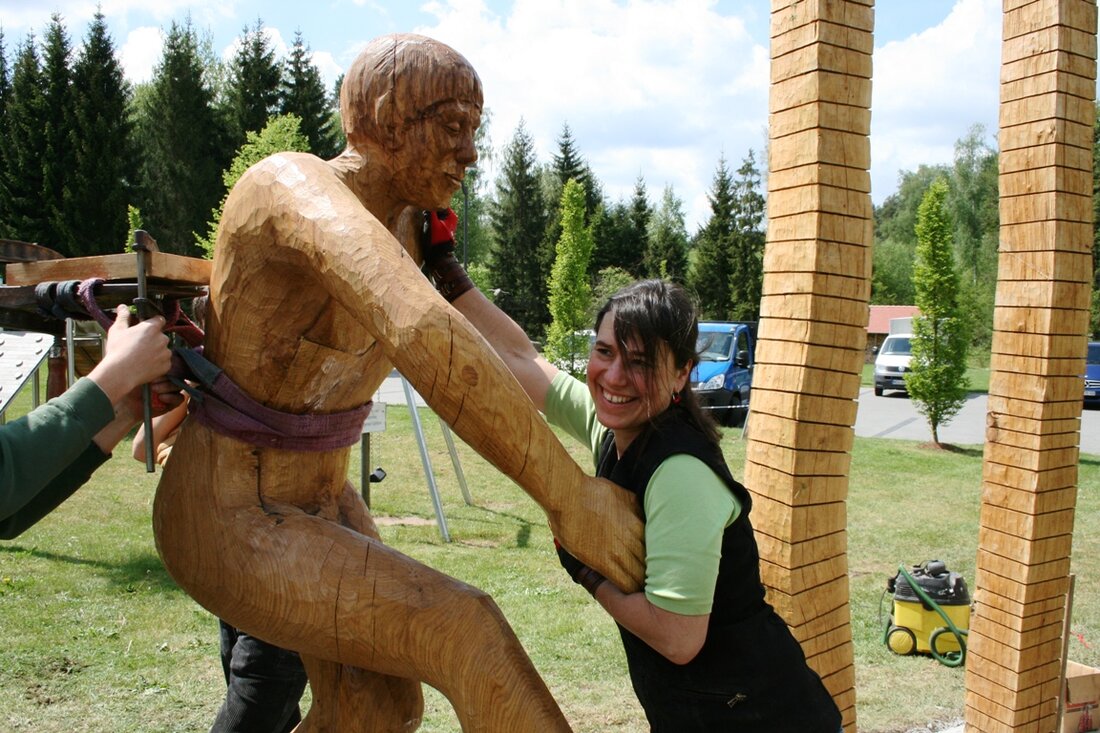 Eschenbach. Unter dem Titel „Lebenswege“ schickt Martina Kreitmeier ihre Schöpfung auf ihren Weg, der wie im richtigen Leben nicht ganz geradeaus verläuft. Von sieben symbolischen Stationen hat er mittlerweile den vierten und damit [&hellip;]
