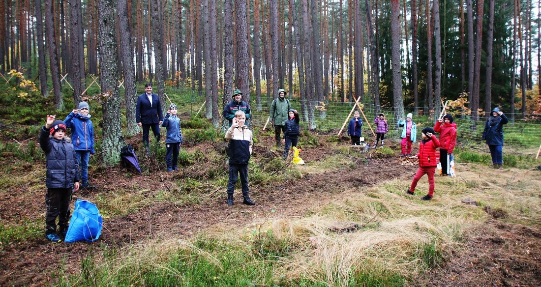 Grafenwöhr. Forstbetriebsleiter Martin Gottsche, Naturparkranger Heiko Hoffmann, Bürgermeister Edgar Knobloch und die Schüler der Grund und Mittelschule säten Eicheln aus: Die Entstehung eines Mischwaldes soll den Wald stabilisieren. Von Stefan Neidl [&hellip;]