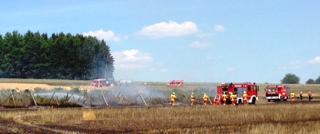 Störnstein. Auf einem Feld bei Störnstein hat es heute gebrannt. Die Feuerwehr konnte das Feuer aber rechtzeitig löschen, bevor es auf Häuser übergreifen konnte. Rund 60 Einsatzkräfte waren vor Ort. [&hellip;]