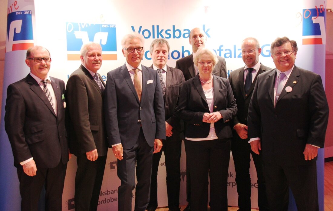 Weiden. Die Volksbank Nordoberpfalz präsentierte gestern vor rund 350 Vertretern, Mitarbeitern und Gästen ihre Bilanz des vergangenen Jahres – und die fiel fast rundum positiv aus. Vorstandssprecher Gerhard Ludwig verkündete in [&hellip;]