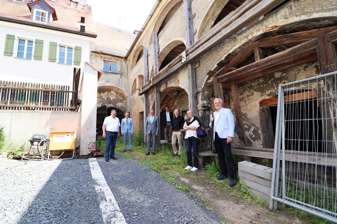 Tirschenreuth. Jeder Tirschenreuther kennt die Arkaden am Anfang der Bahnhofstraße gleich hinter dem Brunner Café. Im Rahmen eines Pressetermins konnte Bürgermeister Franz Stahl nun den Baubeginn für das stark sanierungsbedürftige [&hellip;]