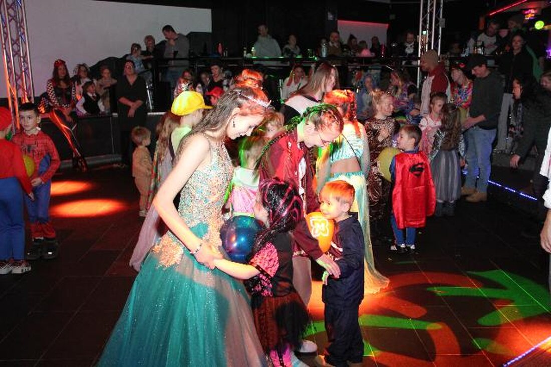Weiden. Kinder und Familien feierten ausgelassen den ersten Kinderfasching der Narrhalla Weiden mit Tänzen, Spielen und einer großen Tombola. Eine Wiederholung des Festes ist für den 23. Februar 2025 geplant.