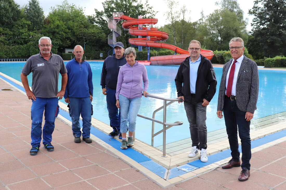 Tirschenreuth. Das Freibad Tirschenreuth hat nach einer erfolgreichen Saison 2024 mit 30.000 Besuchern seine Tore geschlossen, wobei ein Tag nach Saisonende ein Wasserrohrbruch auftrat. Über 70% der Gäste kamen aus Tschechien oder waren Urlauber, der Spitzentag verzeichnete 1.700 Besucher.