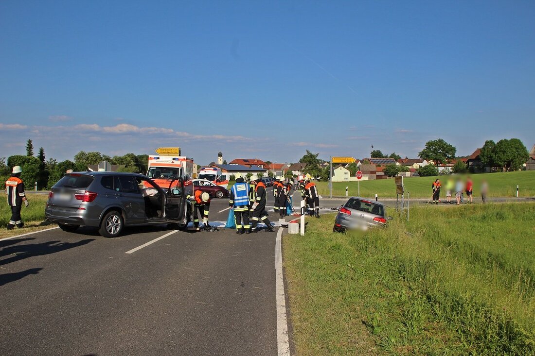 Schlammersdorf. Ein schwerer Verkehrsunfall auf der Staatsstraße 2122 kurz nach dem Ortsausgang Schlammersdorf hielt gegen 18.30 Uhr die Einsatzkräfte auf Trab.  Nach ersten Informationen wollte eine Golffahrerin von der NEW 14 [&hellip;]