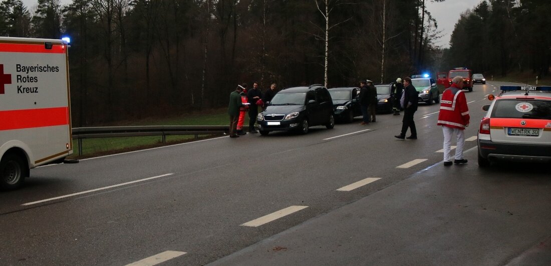 Vohenstrauß. Am Mittwoch gegen 14:30 Uhr kam es auf der B 22 an der Abzweigung nach Steinach/Unternankau zu einem Auffahrunfall mit vier beteiligten Fahrzeugen. Nachdem eine VW-Golf Fahrerin nach links abbiegen wollte [&hellip;]