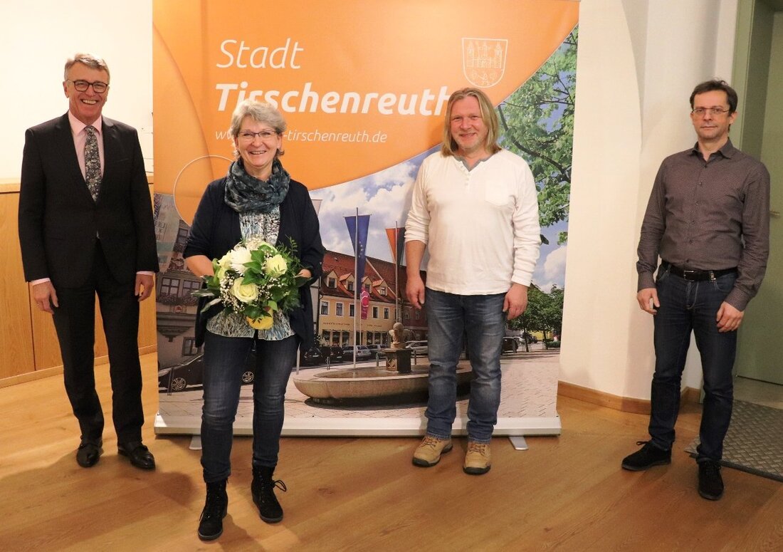 Tirschenreuth. Zu einer kleinen Feierstunde hatte kürzlich Bürgermeister Franz Stahl geladen, denn Erna Zandt-Rumrich feierte 40-jähriges Dienstjubiläum bei der Stadt Tirschenreuth. Und dies in Zeiten, in denen ein Arbeitsleben bei [&hellip;]