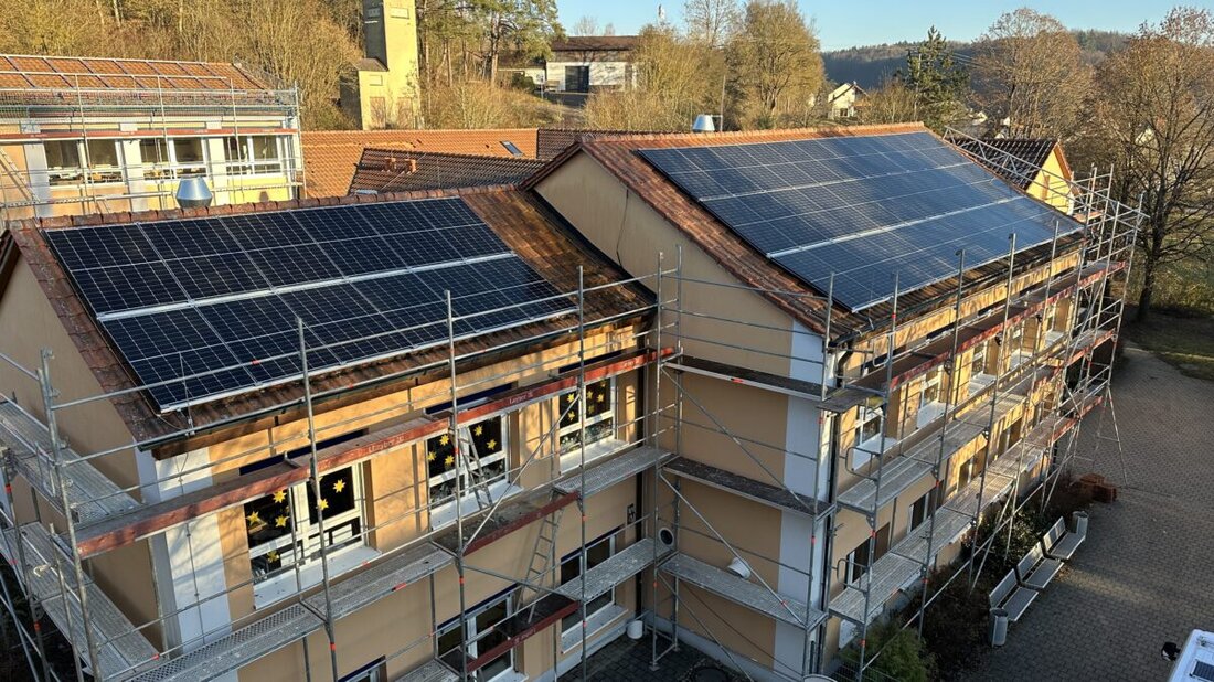 Illschwang. Die Grundschule Illschwang nutzt seit April eine Photovoltaikanlage von GRAMMER Solar, die 65 Prozent des Strombedarfs deckt.