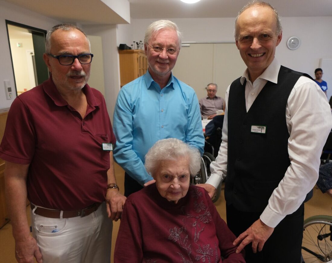 Floß. Im Seniorenwohnheim „Am Reiserwinkel“ feierte Ilse Galland am 13. Dezember ihren 95. Geburtstag im Kreis vieler Gratulanten. Am Nachmittag nahm sie an der Weihnachtsfeier teil; Leitung und Pfarrer gratulierten.