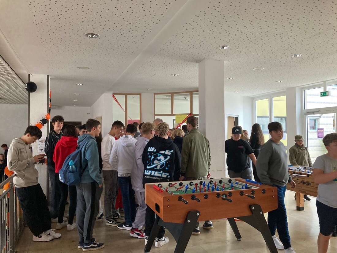 Eschenbach. Am 25. Oktober 2024 veranstaltete die SMV der Wirtschaftsschule Eschenbach einen erfolgreichen Halloween-Pausenverkauf mit Hot Dogs, Pizzaschnecken und Halloweenmuffins. Die Atmosphäre war schaurig-schön, dank passender Musik und kreativen Getränken, und sorgte für ausgelassene Stimmung.