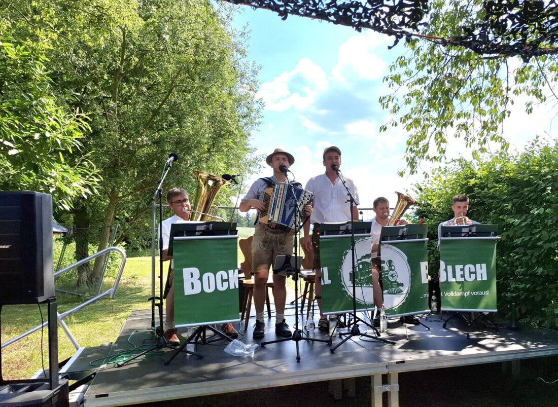Eslarn. Beim Imkerfest am Lehrbienenstand lockten regionale Schmankerl, kalte Getränke und Blasmusik zahlreiche Besucher an. Von 14 bis 22 Uhr feierten Gäste aus Nah und Fern trotz Regenschauer gut gelaunt.