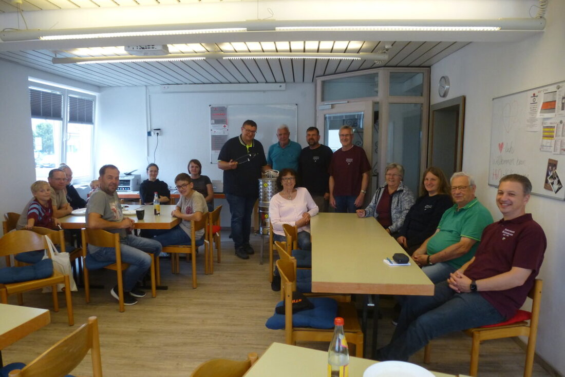 Kaltenbrunn. Wegen schlechtem Wetter musste der Imker- und Bienenzuchtverein erstmals ihren Familientag drinnen abhalten. Neue Geräte für 4000 Euro wurden präsentiert.