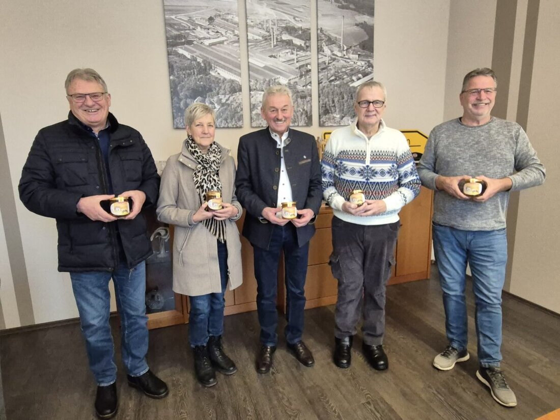 Maxhütte-Haidhof. Der Imkerverein Burglengenfeld/Maxhütte-Haidhof spendet 72 Halbpfund-Gläser Honig, insgesamt 18 Kilogramm, an die Tafel im Städtedreieck. Die Hilfe erreicht 100 bis 120 Bedürftige; Helfer werden gesucht.