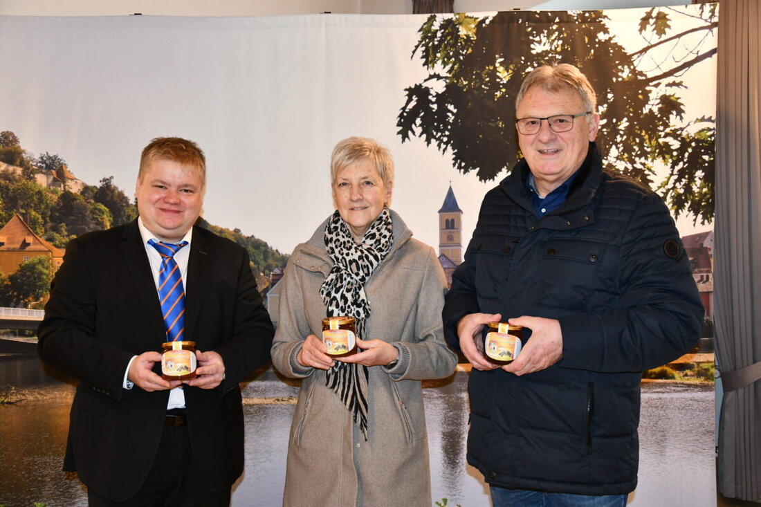 Burglengenfeld. Der Imkerverein Burglengenfeld/Maxhütte-Haidhof übergab 72 Honiggläser an Bürgermeister Thomas Gesche, diesmal in kleineren Größen. So profitieren mehr bedürftige Menschen; die Tradition wird 2025 fortgesetzt.