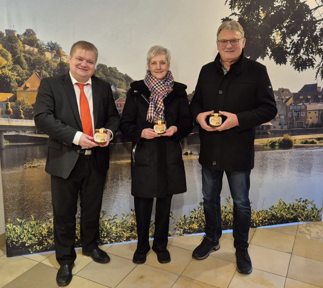 Burglengenfeld. Der Imkerverein Burglengenfeld/Maxhütte-Haidhof spendete 36 Gläser Honig für sozial schwache Mitbürger, die Bürgermeister Gesche in der Vorweihnachtszeit verteilen wird.