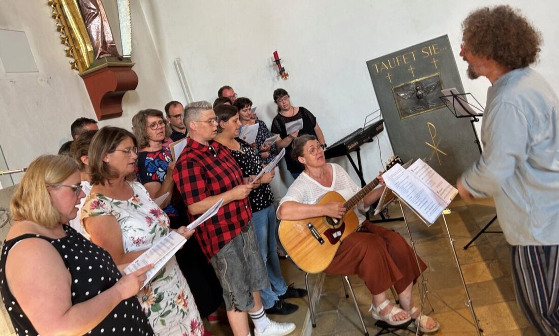Immenreuth. (mez) Ein rundum erfreulicher Familien-Gottesdienst fand zum
Auftakt des Bürgerfestes am Samstagabend in der feierlich geschmückten
Herz-Jesu-Kirche statt. Musikalisch gestaltet wurde die kirchliche Feier
durch den ehemaligen Jugendchor um Michael Gleich, der sich nach dreißig
Jahren an gleicher Stelle zum gelungenem Wiedersehen traf.