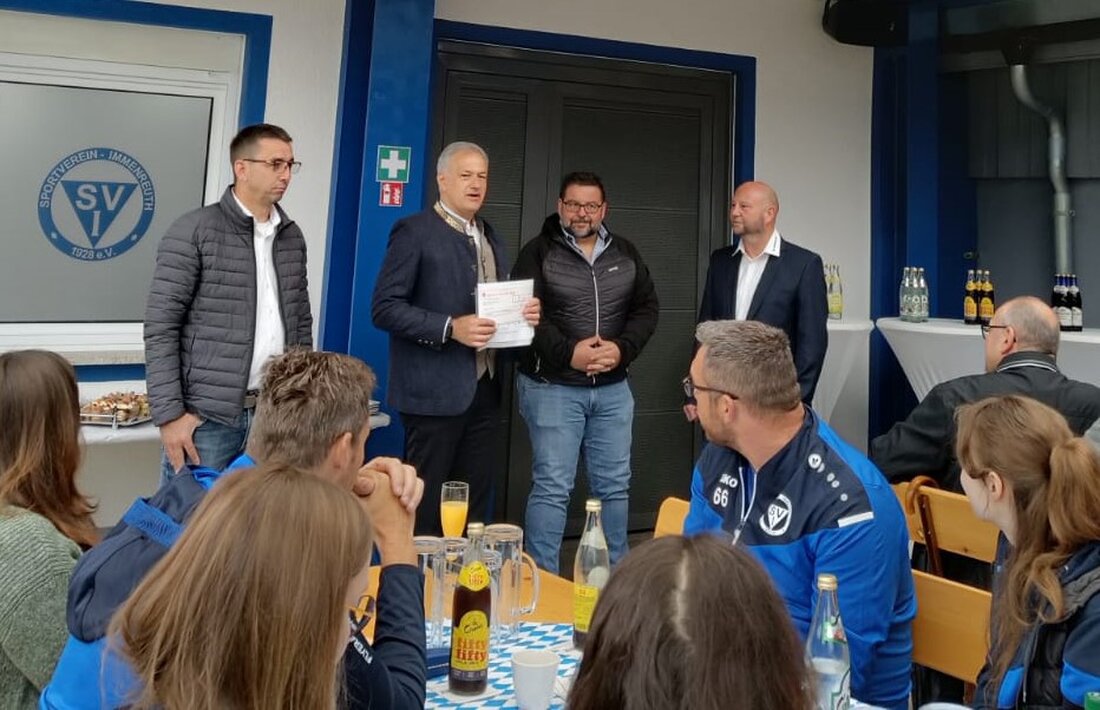 Immenreuth. Mit einer stimmungsvollen Feier trotz leichten Regens wurde am vergangenen Wochenende der neue "Begegnungsplatz der Vereine" des SV Immenreuth offiziell eingeweiht. 