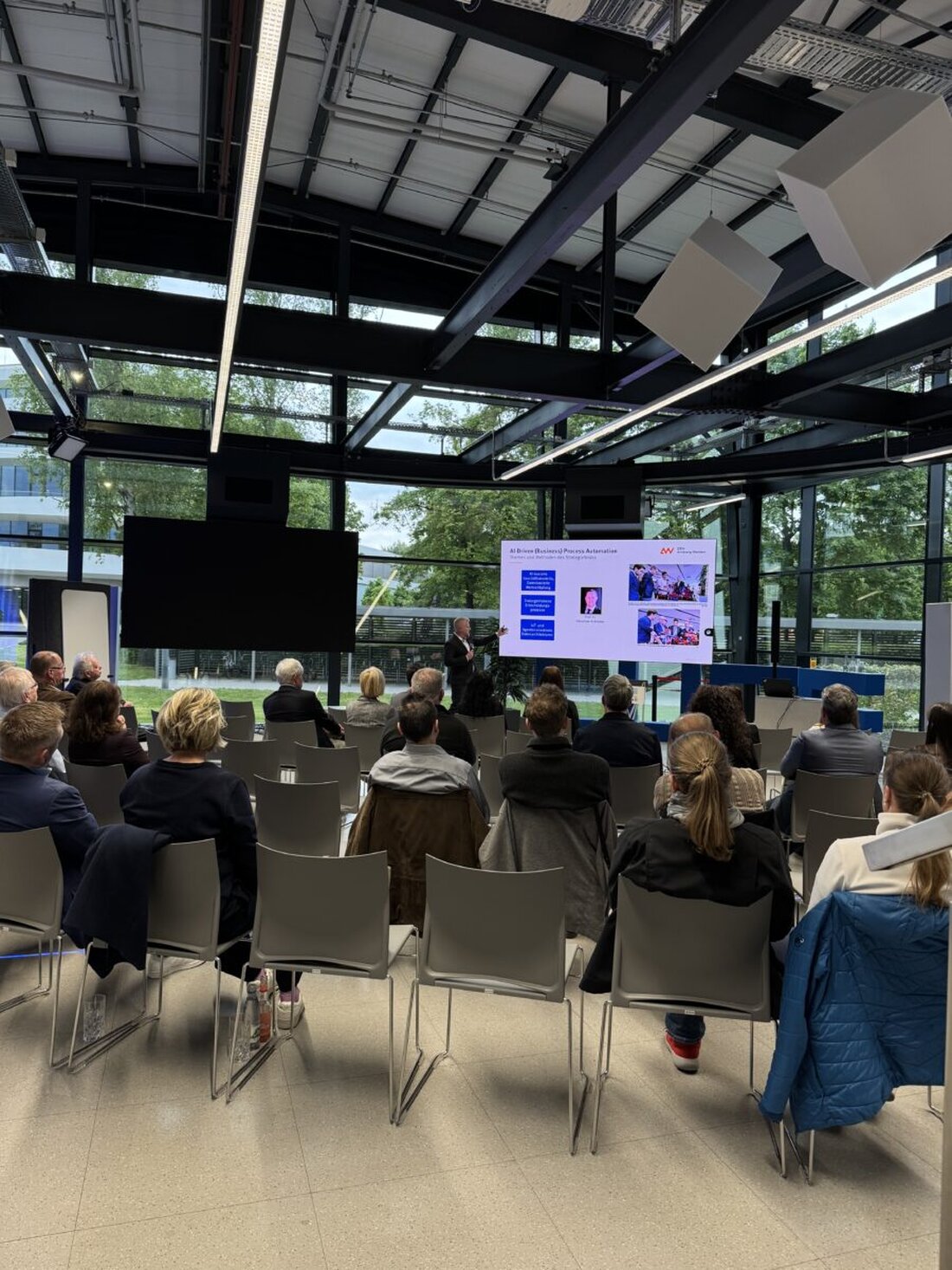 Weiherhammer. Die Wirtschaftsförderung lädt mit einem Fachreferenten zur Infoveranstaltung zur NIS2-Richtlinie ein, die Unternehmen einen Überblick zu Pflichten, Haftungsrisiken und Umsetzung gibt. Termin 29. Juli 2026, 15 Uhr.