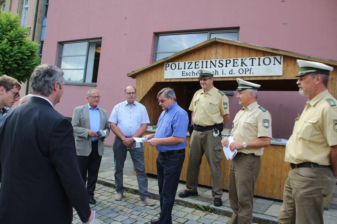 Eschenbach. Besonders Fußgänger, Kinder und Zweiradfahrer sind im Straßenverkehr besonders zu schützen: Im Ernstfall haben sie keinen Airbag, der sie vor Verletzungen schützt. Mit einem Infostand vor der Sparkasse in [&hellip;]