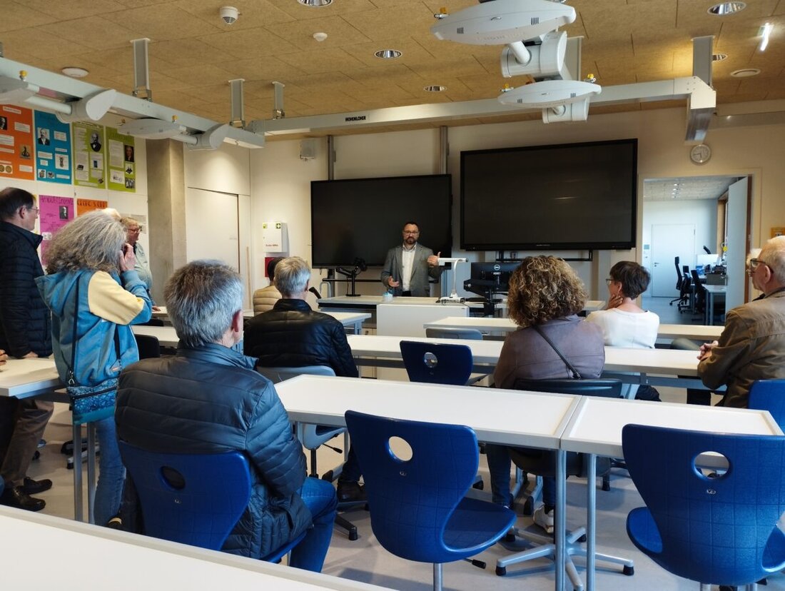 Kemnath. Der InitiAKTIVKreis Tirschenreuth besuchte die Realschule, um den Neubau und die modernen Lernräume kennenzulernen. Gelobt wurden Investitionen des Landkreises und die Bedeutung der Schule für die Region.
