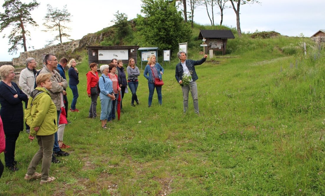 Tirschenreuth. Der InitiAKTIVKreis Tirschenreuth will 2019 den Landkreis mit allen Sinnen erleben. Der Stammtisch führte die Mitglieder deshalb in den “Essbaren Wildpflanzenpark” in Waldeck. Dr. Markus Strauß und die Familie Zintl [&hellip;]