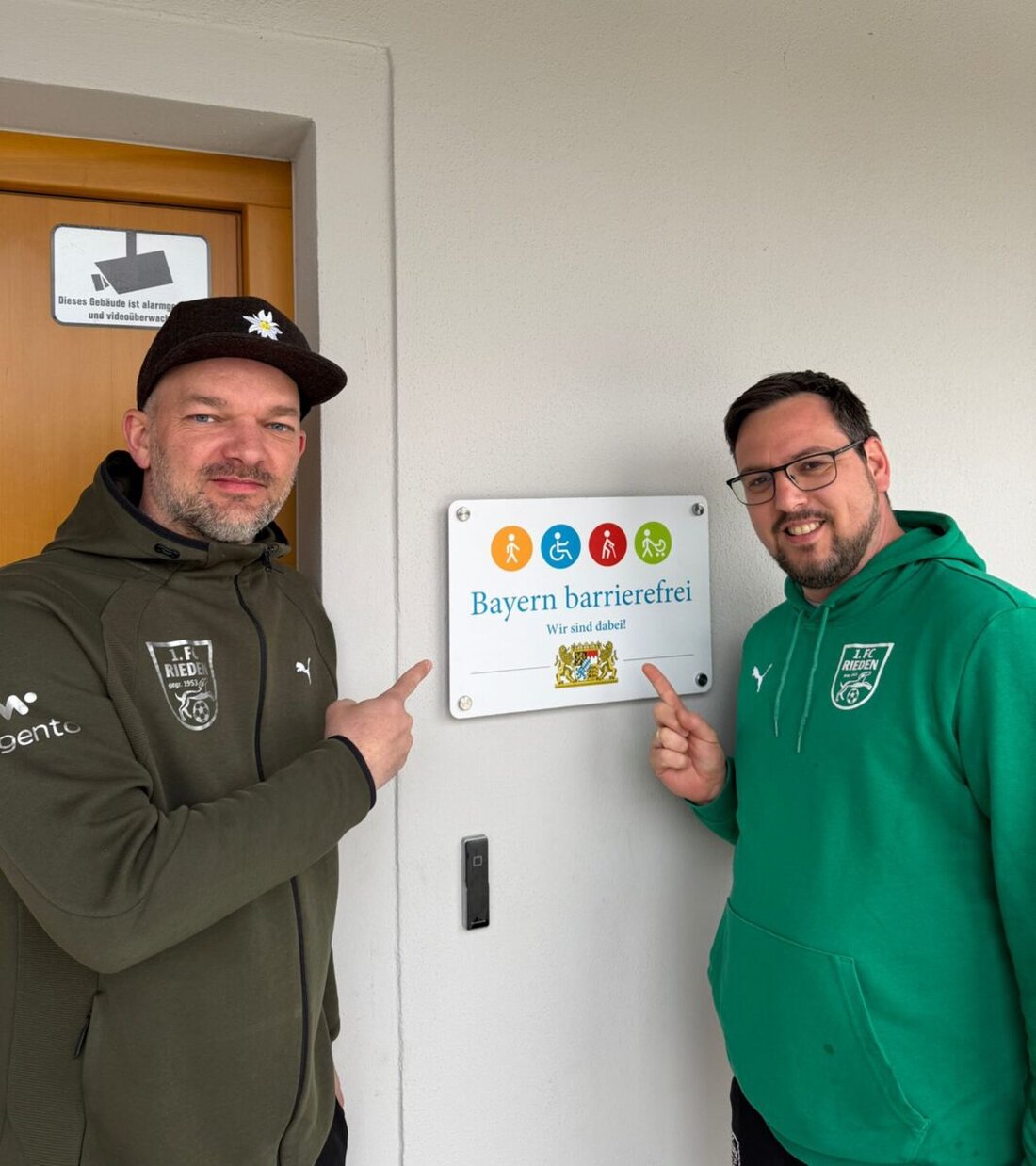 Rieden. Der 1. FC Rieden erhält als erster Verein im Landkreis das Signet „Bayern barrierefrei“ für Engagement in Inklusion und Barrierefreiheit. Sommerfest „HerzMomente“ 2025 und barrierefreies Gelände zeigen den Kurs.