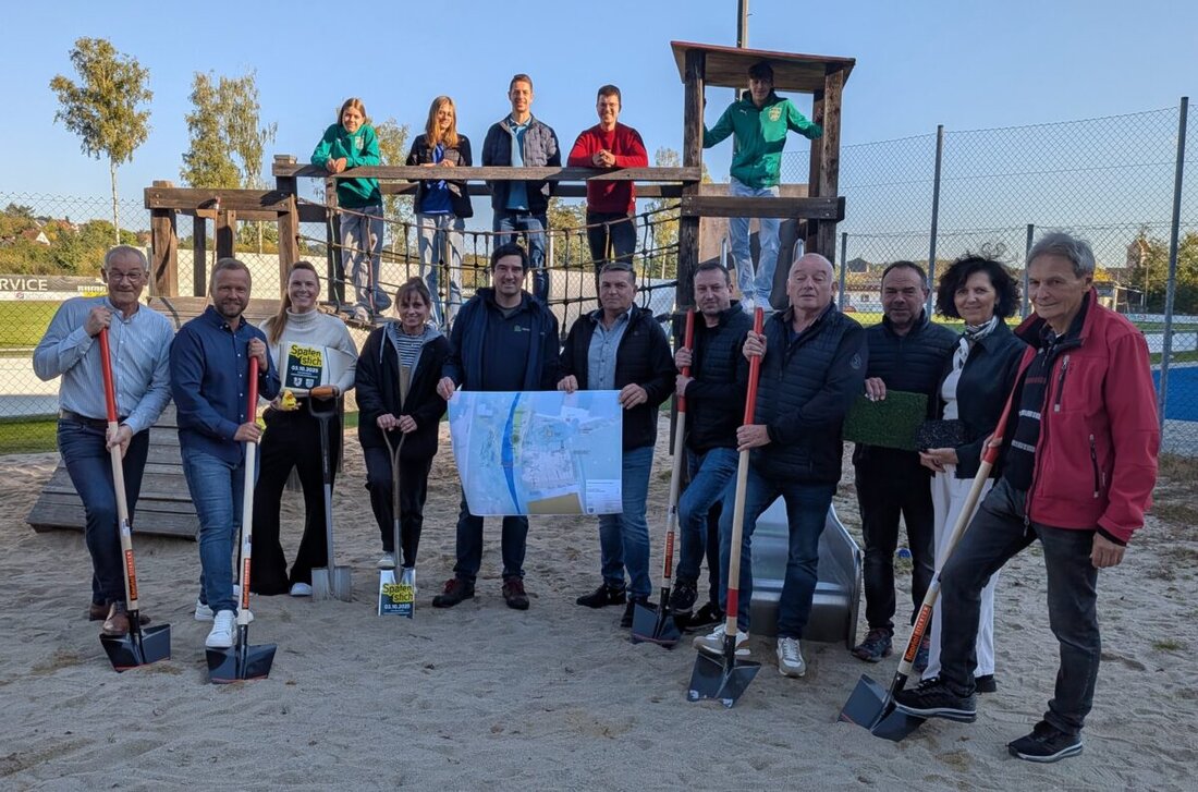 Rieden. Einen besseren Termin als den 3. Oktober hätte man zum Spatenstich für den neuen Inklusions-Mehrgenerationenspielplatz auf dem Riedener Sportgelände gar nicht wählen können. Am Tag der Deutschen Einheit präsentierte sich auch der 1. FC Rieden bei der feierlichen Zeremonie mit einer großen Abordnung aus Juniorvorstandschaft und Vorstandschaft als eine starke Einheit. 