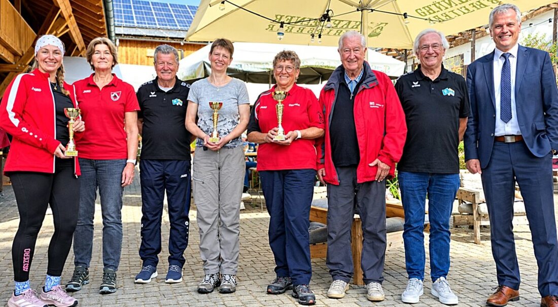 St. Ötzen. Beim inklusiven Wandertag des BVS Bayern wanderten rund 50 Teilnehmer aus drei Vereinen auf den Nordic-Walking-Strecken durch die herbstliche Landschaft. Bürgermeister Thomas Meiler begrüßte die Gruppe.